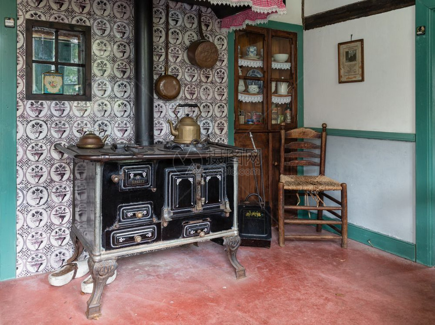 荷兰遗产博物馆内有旧农舍厨房图片