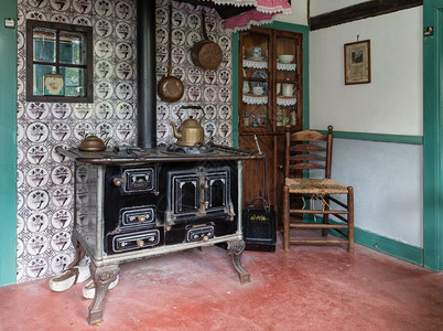 荷兰遗产博物馆内有旧农舍厨房高清图片
