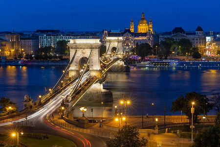黄昏时带交通灯的布达佩斯链桥长照射片高清图片