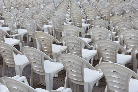 白塑料椅子排成一为音乐会或表演的来访者准备就绪图片