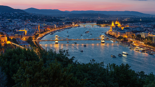 布达佩斯日落全景与多瑙河连链桥和议会大楼并列布达佩斯日落全景与多瑙河连链桥和议会大楼背景图片