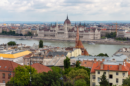 在布达佩斯看到匈牙利议会大楼和多瑙河图片