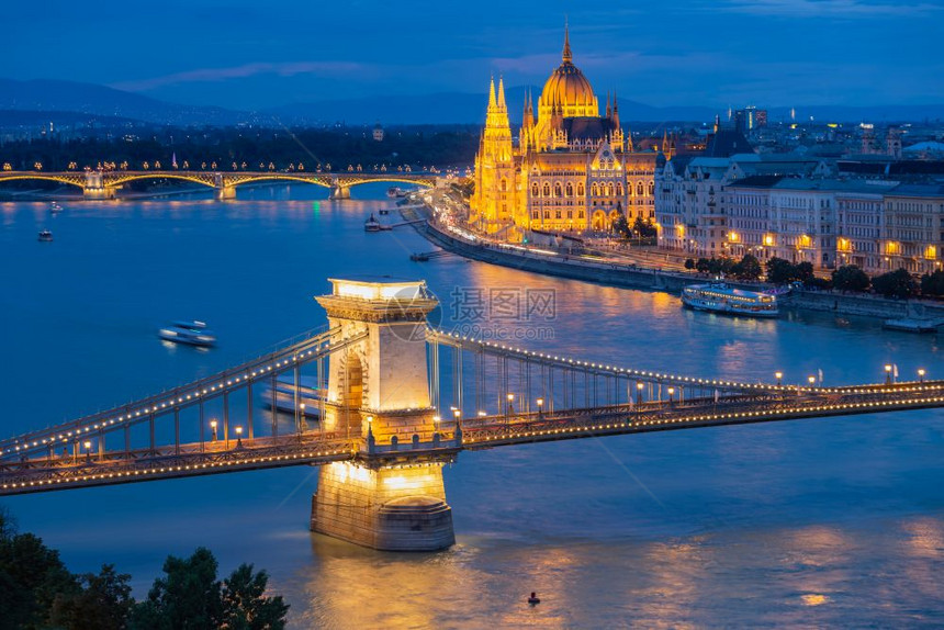 布达佩斯日落城市风景与多瑙河连链桥和议会大厦布达佩斯日落与多瑙河图片