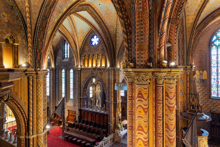 匈牙利布达佩斯城堡区的马提亚斯教堂多彩的内地匈牙利布达佩斯城堡区的内地马蒂亚斯教堂图片