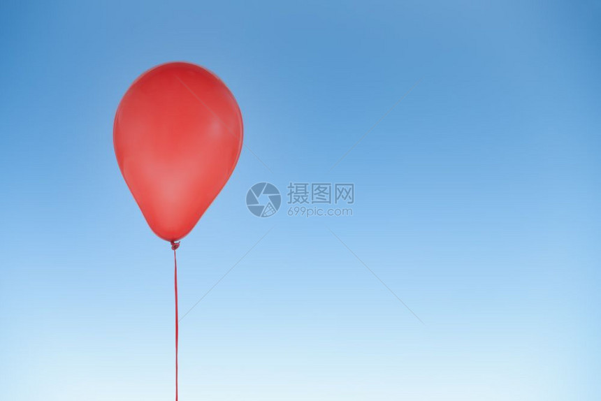 用于生日和庆祝活动的红氦派对热气球在蓝天与世隔绝复制空间免费文本用于生日和庆祝活动的红气球图片