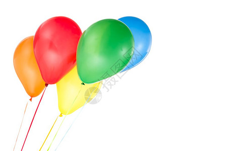 三个红色黄的蓝气球用于生日和庆祝活动在白色背景上隔离复制免费文字空间背景图片