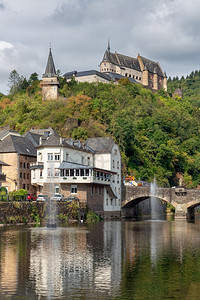 中世纪维安登城堡在卢森的河和山谷之上的中世纪维安登城堡图片