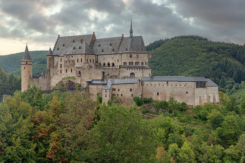 中世纪Vianden城堡建在豪华山顶上图片