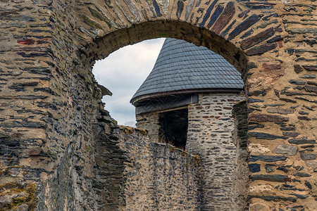 柯克朱布尔在卢森堡的中世纪城Bourscheid被摧毁在卢森堡的中世纪城Bourscheid被中世纪城堡Bourscheid被摧毁背景