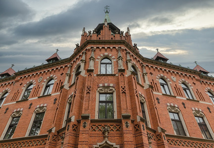波兰克拉科夫高级神学院前视墙壁砖楼背景图片
