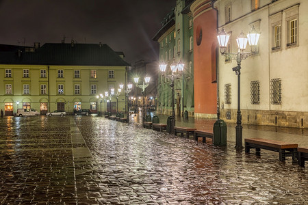 夜色中波兰克拉科夫广场附近建筑群图片