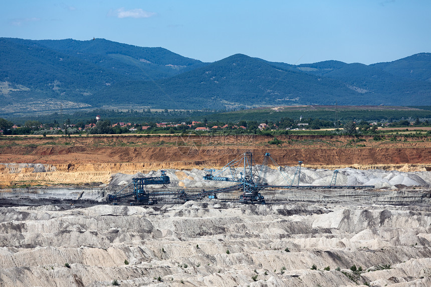 棕煤开挖坑景观在布达佩斯以东的匈牙利马特拉矿区有巨大的挖掘机图片