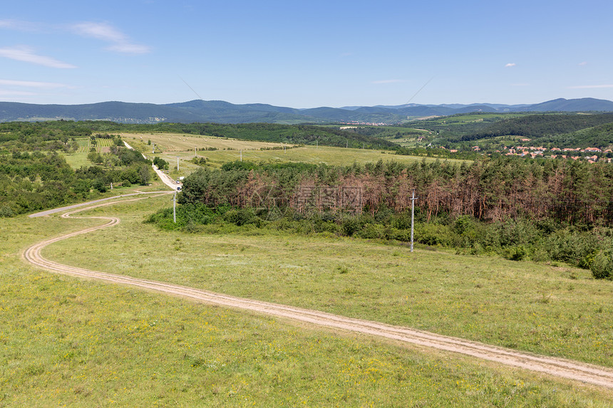 Eger附近有田地林和山区的匈牙利农村景观图片