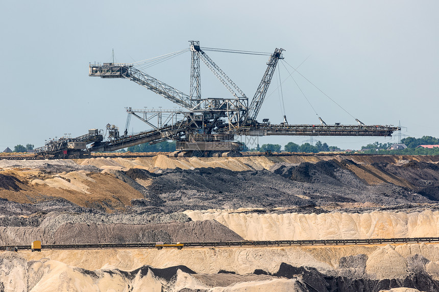 Garzweiler矿的德国棕煤开挖坑风景与掘机的德国棕煤开挖坑风景图片