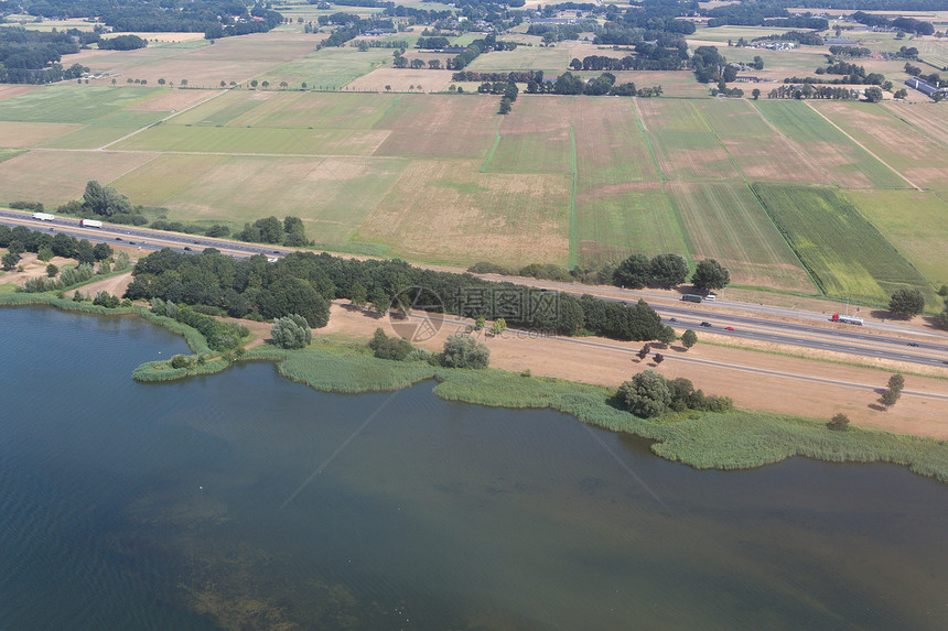 航空通过沿IJsselmeer湖的高速公路浏览荷兰农村景观图片