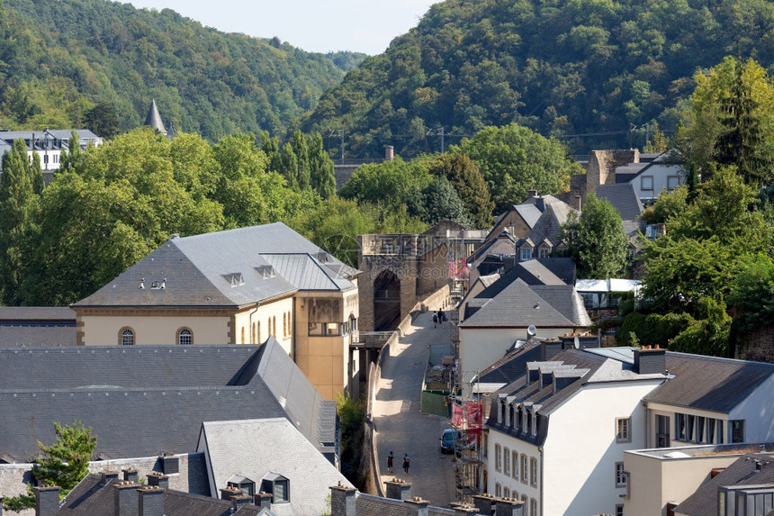 卢森堡市大公国首府格伦德和老城的空中巡视屋顶有板块旧城和格伦德的空中巡视图片