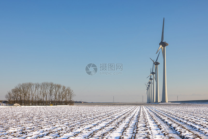 荷兰农业景观风力涡轮机和冬季积雪田地图片