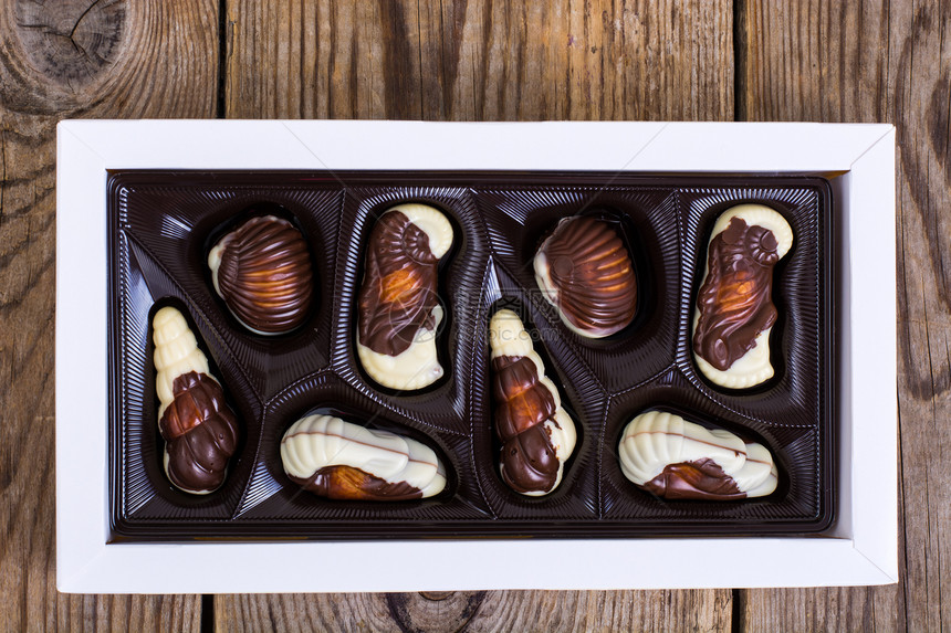 来自比利时的黑白巧克力甜食图片