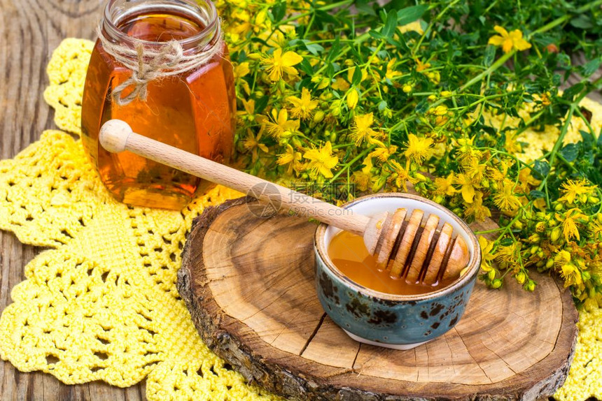 草药茶蜂蜜和新鲜药用植物放在石板上工作室照片草药茶蜂蜜和新鲜药用植物放在石板上图片