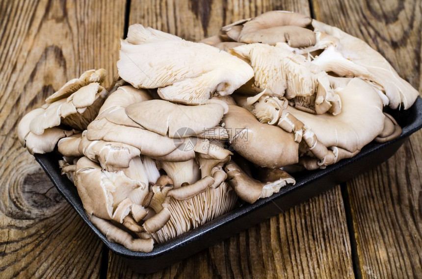 黑包装的新鲜牡蛎蘑菇图片