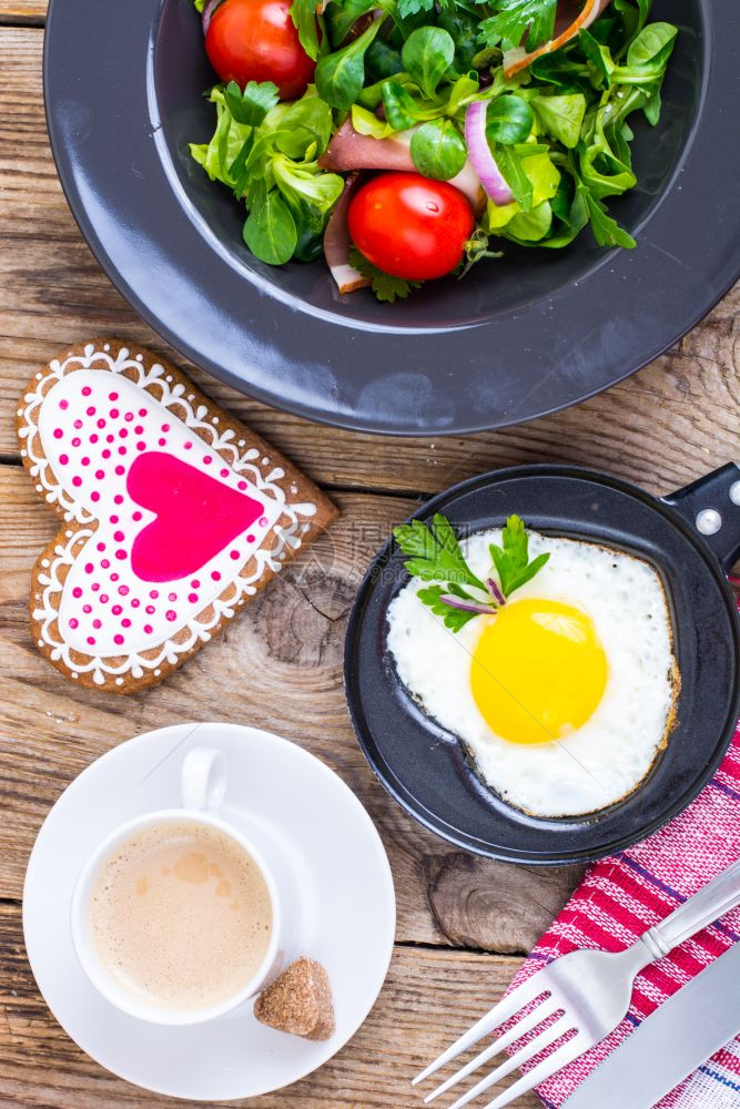 情人节早餐的炸鸡蛋和沙拉图片