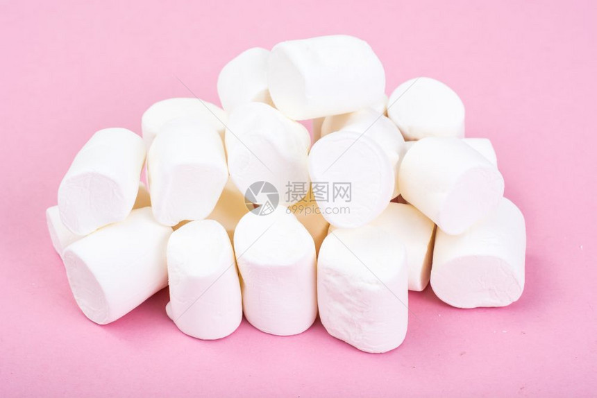 粉红背景的白色棉花糖Studo照片图片