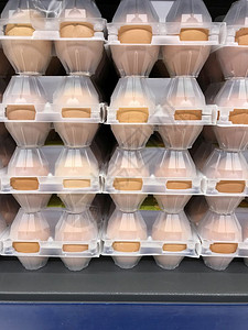 店内塑料包装的鸡蛋照片图片