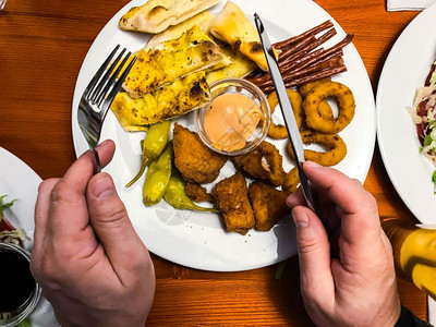 用餐桌上的零食男人手工作室照片餐桌上的零食背景图片