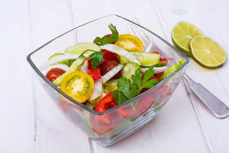 西红柿黄瓜白洋葱柠檬油的饮食沙拉工作室照片西红柿油的饮食沙拉图片