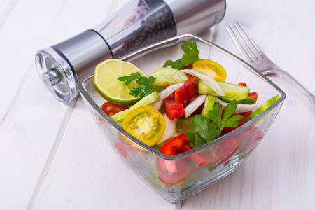 西红柿黄瓜白洋葱柠檬油的饮食沙拉工作室照片西红柿油的饮食沙拉图片