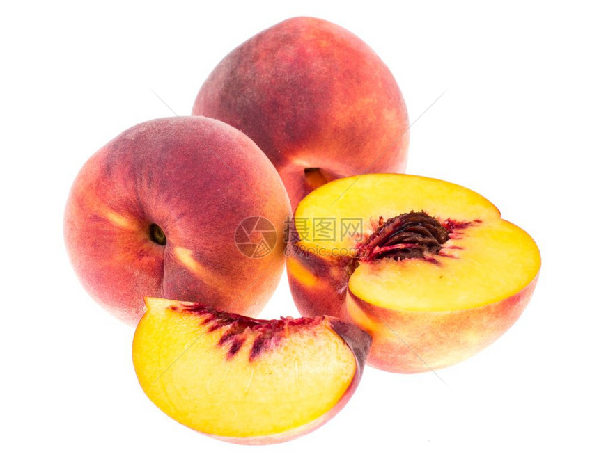 美味的甜熟透的桃子整个和片上的白色摄影棚照片美味的甜熟透的桃子整个和片上都是白色的图片
