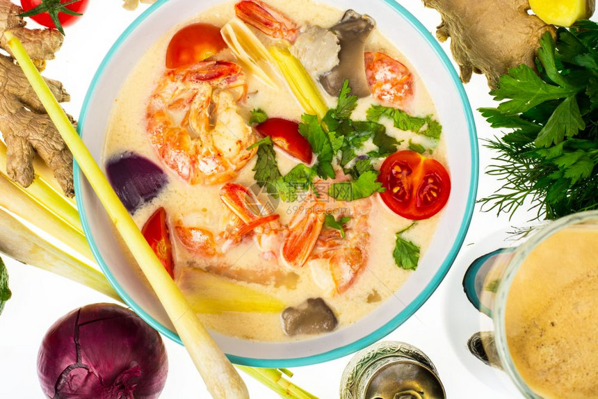热门的泰国汤配有白底虾和蔬菜工作室照片广受欢迎的泰国汤配有白底虾和蔬菜图片
