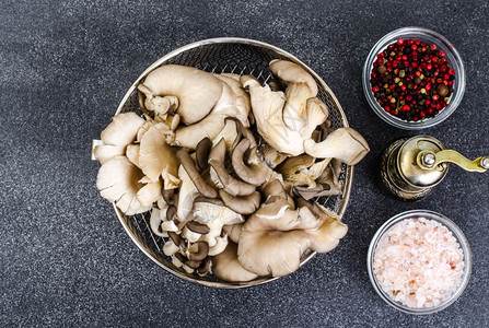 用于灰色背景烹饪的牡菇蘑工作室照片灰色背景烹饪的牡菇蘑背景图片