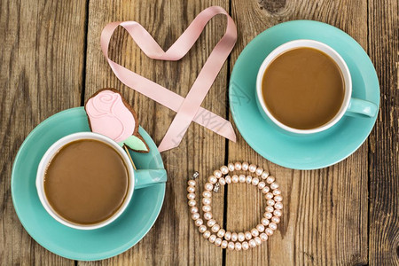 两杯咖啡中间有爱心装饰物情人节图片
