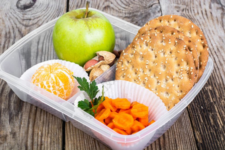 健康与食品木背景的午餐盒工作室照片健康与食品图片