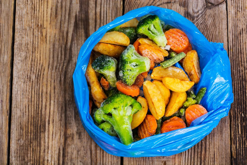 一张蓝色袋中冻结的混合蔬菜一张工作室照片一张蓝色袋中冻结的混合蔬菜图片