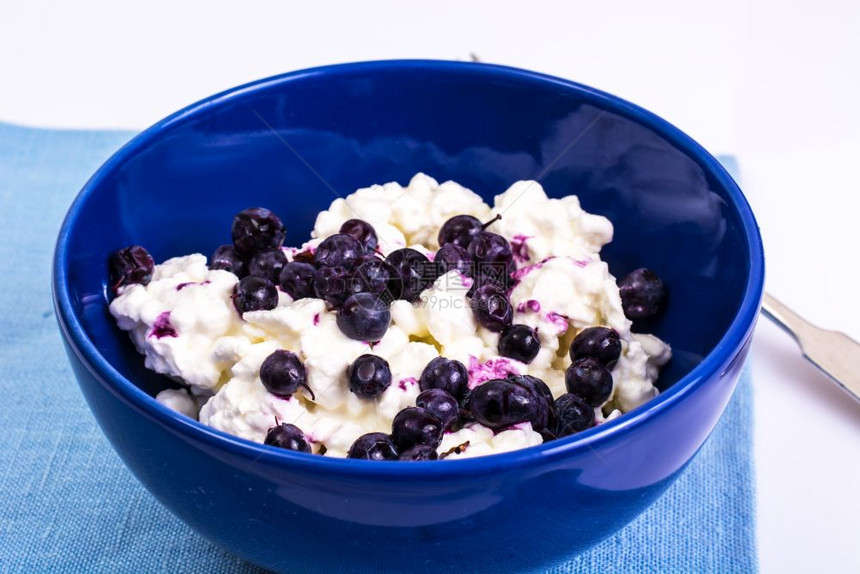 健康食品带冷冻蓝莓的干酪工作室照片健康食品带冷冻蓝莓的干酪图片
