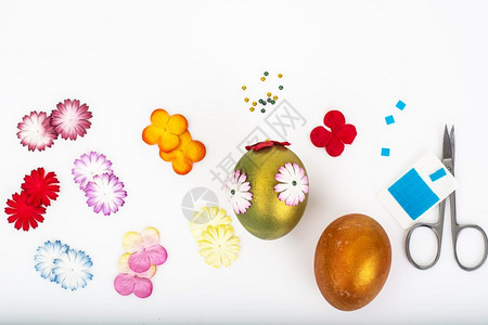 具有彩蛋和鲜花的复活节背景工作室照片带有彩蛋的复活节背景a图片