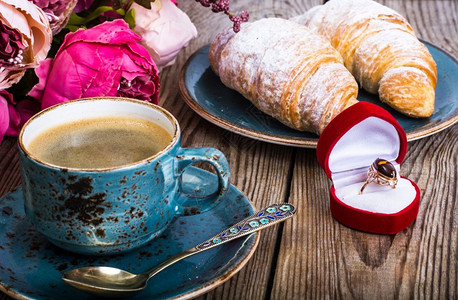 3月8日生咖啡节早餐新鲜羊角面包花和礼物高清图片