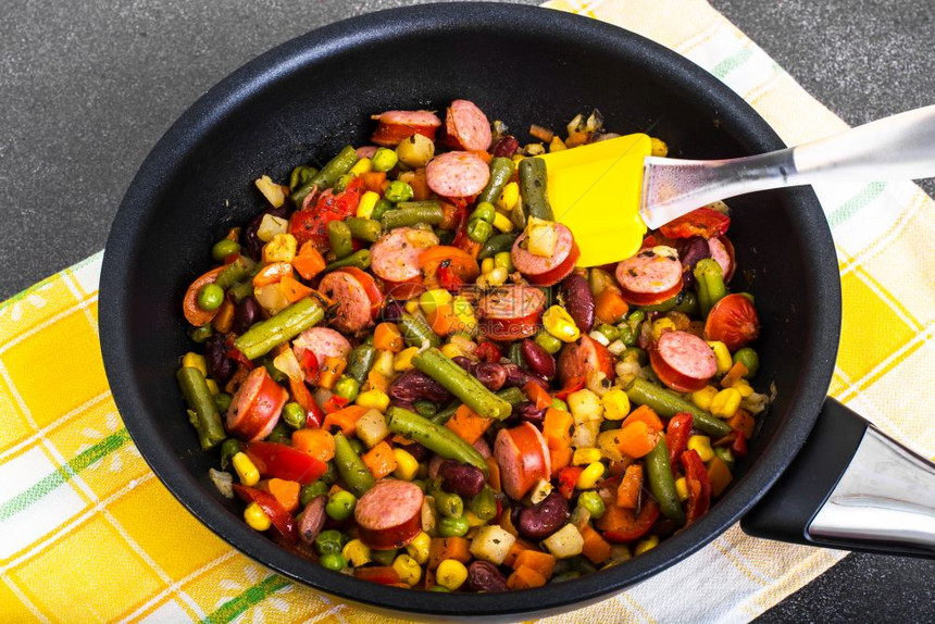 墨西哥蔬菜与香肠混合在锅里图片