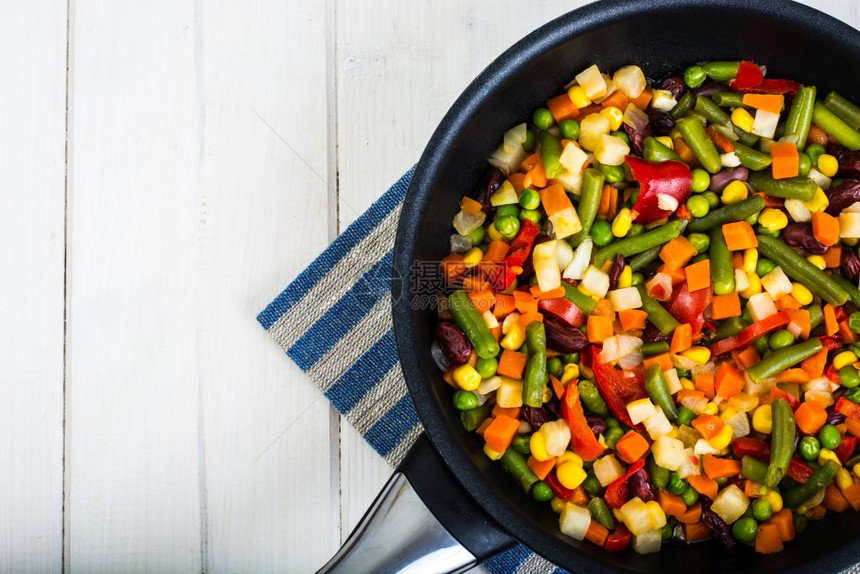 蔬菜食品白木背景的煎锅中蔬菜工作室照片蔬菜食品白木背面的煎锅中蔬菜图片