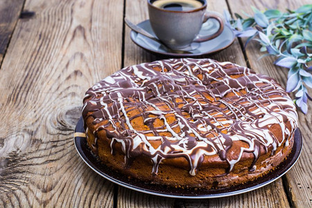 海绵蛋糕白巧克力和黑工作室照片海绵蛋糕白巧克力和黑冰背景图片