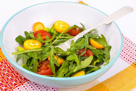 健康食用白背景的素蔬菜沙拉工作室照片健康食用白背景的素蔬菜沙拉图片