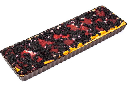 黑莓蛋糕配有蓝莓草和的沙糕配有草莓和背景