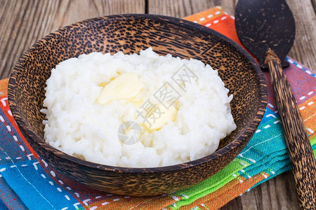 木碗中含黄油的牛奶大米粥图片