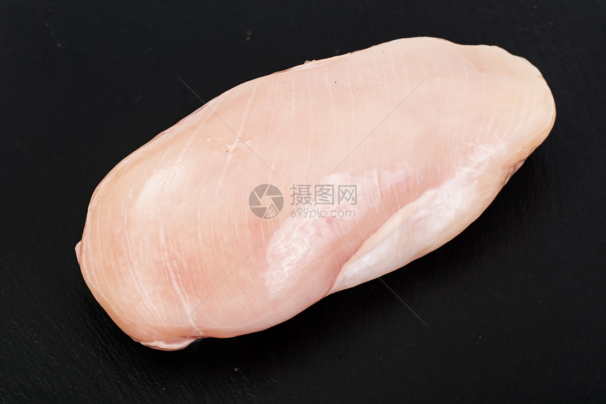 R鸡肉排黑板工作室照片Raw鸡肉片图片