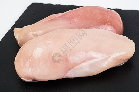 R鸡肉排黑板工作室照片Raw鸡肉片高清图片