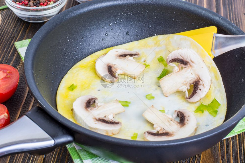 美味的煎鸡蛋加蘑菇图片