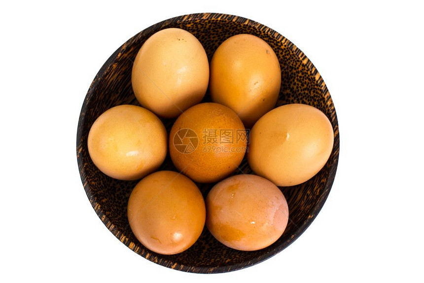 白色背景的木碗鸡蛋俯视图图片