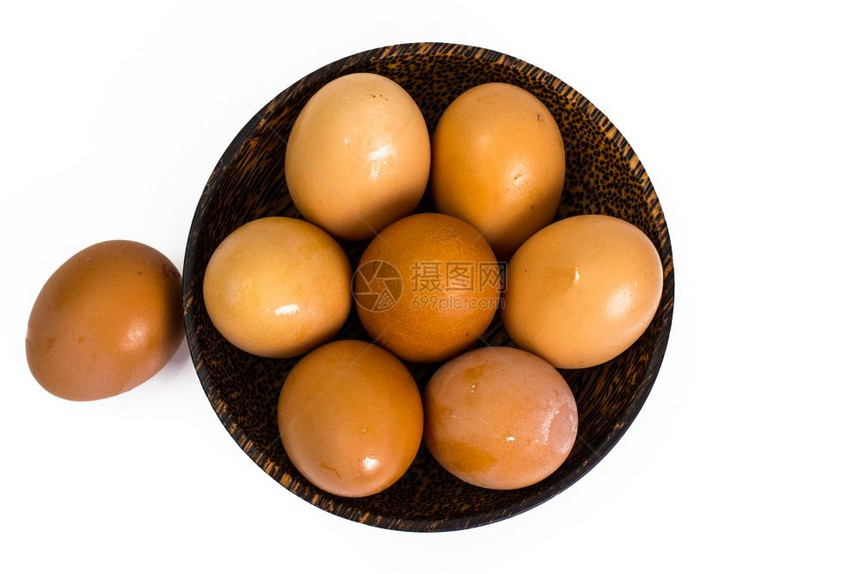 白色背景的木碗鸡蛋俯视图图片